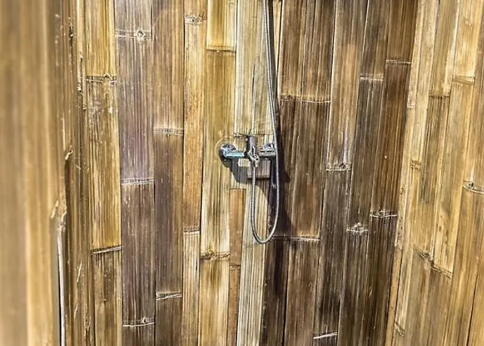 Tree Bamboo House مزرعة للإقامة